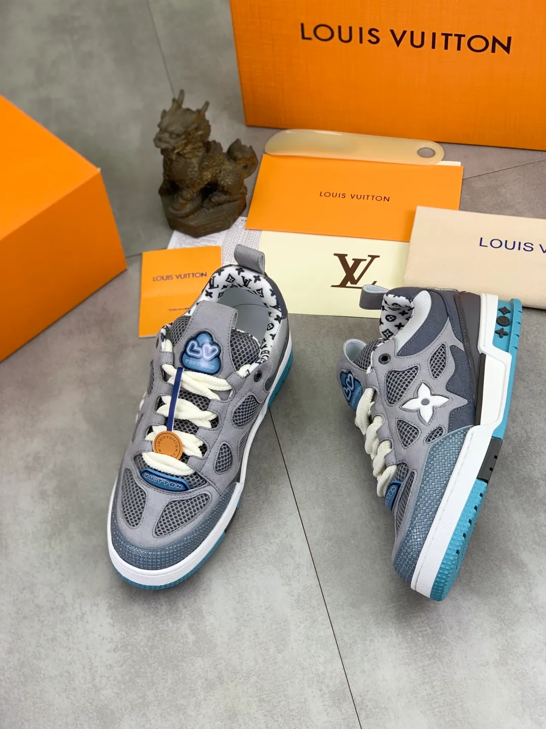 Men's Men's Shoes 💰P660 New The new LV TRAINER series of sneakers are on sale. This LV Trainer sneaker reinterprets Virgil Abloh's classics with nubuck and grained cow leather, and is decorated with Monogram flowers on the rubber outsole of the same color. A deformed Monogram flower occupies the sides, contrasting with the asymmetric Louis and Vuitton logos at the rear. The original version was designed by Virgil Abloh and was inspired by vintage basketball shoes. Featuring LV monograms on the tongue and upper, a scripted Louis Vuitton logo on the sides and a #54 logo on the rear, the rubber outsole features Monogram flowers and continues the comfort of an innovative gel outsole. Comes with original drawer box and complete packaging! Color: 3️⃣colors available